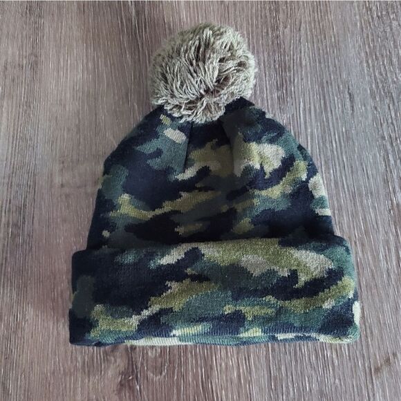 NIKE ARMY GREEN CAMO KNIT BEANIE POM HAT ONE SZ FIT ALL YOUTH - Picture 2 of 3